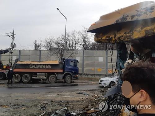 This photo provided by firefighting authorities shows the scene of a dump truck-bus collision on a motorway in Paju, some 30 kilometers north of Seoul, on March 31, 2022. (PHOTO NOT FOR SALE) (Yonhap)