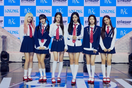 K-pop girl group Ive poses for photographers during an online media showcase in Seoul for its second single album "Love Dive" on April 5, 2022, in this photo provided by Starship Entetainment. (PHOTO NOT FOR SALE) (Yonhap)