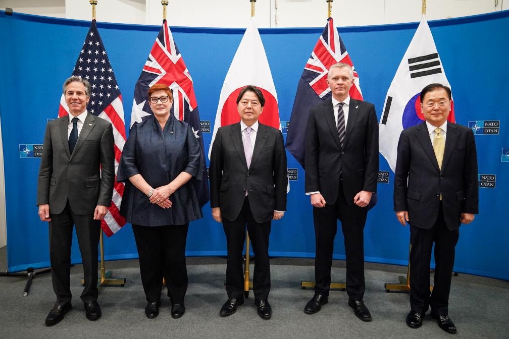 South Korean Foreign Minister Chung Eui-yong (R) and his counterparts from New Zealand, Japan, Australia and the Untied States pose for a commemorative photo after their meeting on the sidelines of NATO foreign ministers' meeting in Brussels on April 7, 2022, in this photo provided by the Ministry of Foreign Affairs. (PHOTO NOT FOR SALE) (Yonhap) 