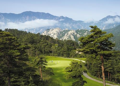 This undated file photo provided by South Korean resort operator Ananti shows its golf resort near Mount Kumgang in North Korea. (PHOTO NOT FOR SALE) (Yonhap)