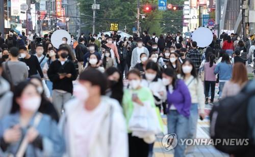 Streets bustle with people in the popular nightlife district of Hongdae, western Seoul, on April 17, 2022. (Yonhap)