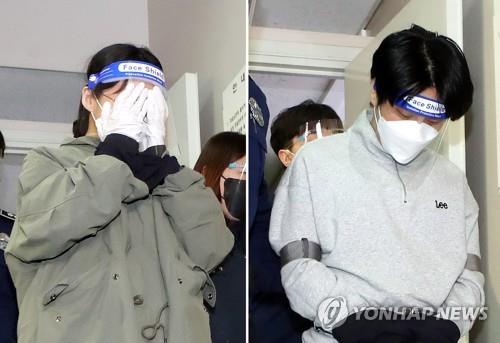 Lee Eun-hae (L), a suspect wanted in a murder case involving her late husband, and her accomplice, Cho Hyun-soo, arrive at the Incheon District Court for a hearing on April 19, 2022, after being arrested on April 16. (Yonhap)