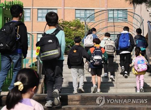 Students head to their classrooms at a school in Seoul on April 20, 2022. (Yonhap)
