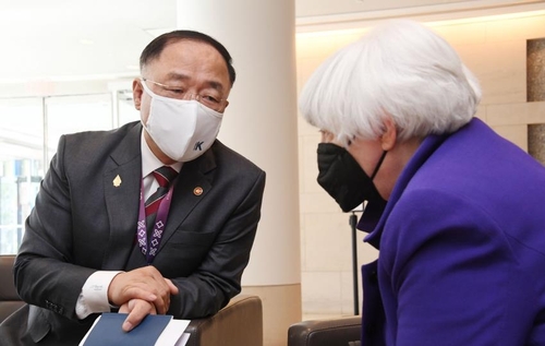 South Korean Finance Minister Hong Nam-ki (L) meets U.S. Treasury Secretary Janet Yellen in Washington, D.C. on April 20, 2022, on the sidelines of a Group of 20 (G-20) meeting of finance ministers and central bankers, in this photo, provided by the Ministry of Economy and Finance. (PHOTO NOT FOR SALE) (Yonhap)