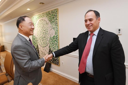 This photo, provided by the Ministry of Economy and Finance on April 22, 2022, shows South Korean Finance Minister Hong Nam-ki (L) shaking hands with Roberto Sifon-Arevalo, sovereign managing director of global credit appraiser S&P Global in Washington D.C. on April 21 before their talks. (PHOTO NOT FOR SALE) (Yonhap)