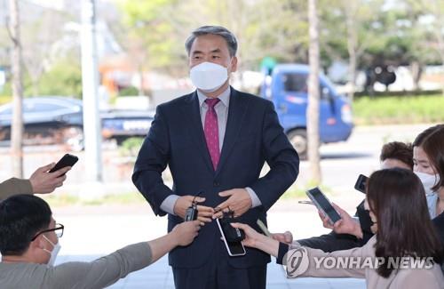 This file photo, taken April 11, 2022, shows Defense Minister nominee Lee Jong-sup speaking to the press in front of his office in Seoul. (Yonhap)