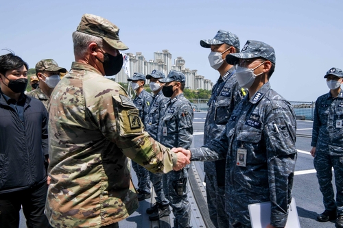 USFK chief visits S. Korean Navy units on tour to ensure readiness