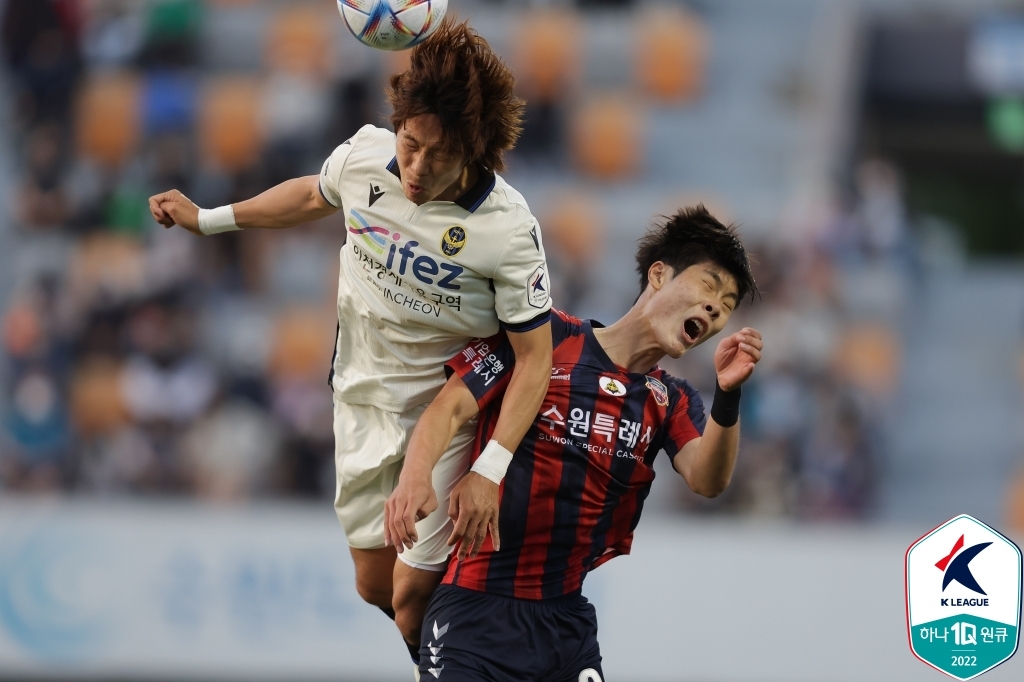 Kim Kwang-suk of Incheon United (L) and Lee Young-jun of Suwon FC vie for the ball during their clubs' K League 1 match at Suwon Stadium in Suwon, some 45 kilometers south of Seoul, on May 5, 2022, in this photo provided by the Korea Professional Football League. (PHOTO NOT FOR SALE) (Yonhap)