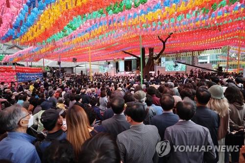 Jogye Temple in central Seoul bustles with worshipers to mark Buddha's Birthday on May 8, 2022. (Yonhap)