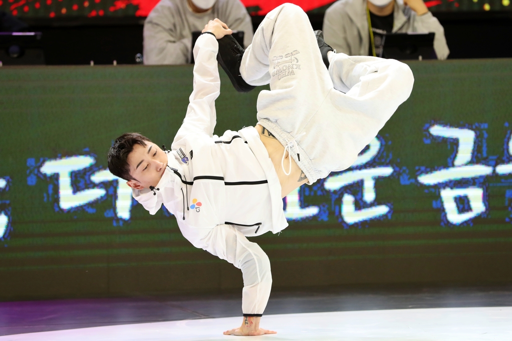 This photo provided by the Korea Breaking Federation shows B-boy Park Min-hyuk, better known by his stage name "Zooty Zoot," performing at the Breaking K first round competition in Seoul on April 30, 2022. (PHOTO NOT FOR SALE) (Yonhap)