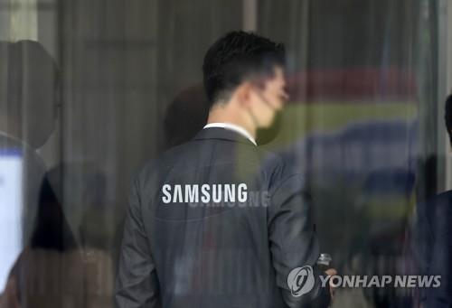 A man is seen inside Samsung Electronics Co.'s office in southern Seoul, in this file photo taken April 11, 2022. (Yonhap)