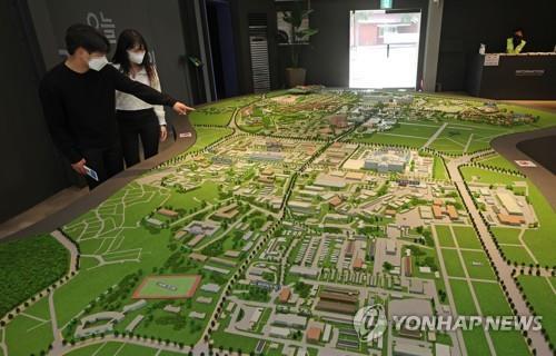 Gov't postpones planned opening of Yongsan park site near presidential office