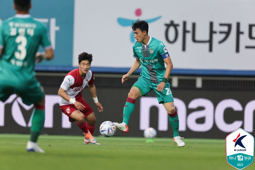 Cho Yu-min of Daejeon Hana Citizen (C) is in action against Busan IPark during a K League 2 match at Daejeon World Cup Stadium in Daejeon, 160 kilometers south of Seoul, on May 17, 2022, in this photo provided by the Korea Professional Football League. (PHOTO NOT FOR SALE) (Yonhap)