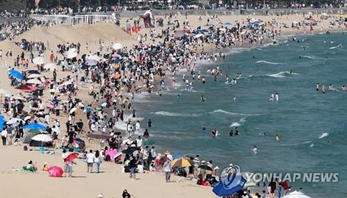 Haeundae Beach in the southern port city of Busan is crowded on May 22, 2022. (Yonhap) 