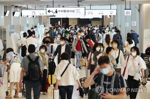 Gimpo International Airport in Seoul bustles with passengers on May 24, 2022. (Yonhap)