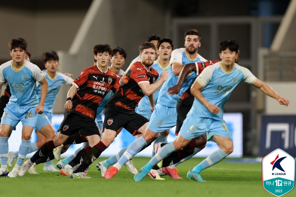 Players for Daegu FC (blue) and Pohang Steelers jostle for position during their K League 1 match at DGB Daegu Bank Park in Daegu, 300 kilometers southeast of Seoul, on May 29, 2022, in this photo provided by the Korea Professional Football League. (PHOTO NOT FOR SALE) (Yonhap)