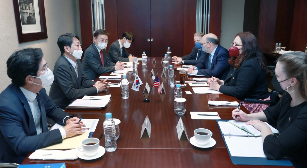 This photo, provided by South Korea's Ministry of Trade, Industry and Energy, shows Trade Minister Ahn Duk-geun (2nd from L) holding a meeting with U.S. Sen. Tammy Duckworth (2nd from R) in Seoul on June 3, 2022. (PHOTO NOT FOR SALE) (Yonhap)