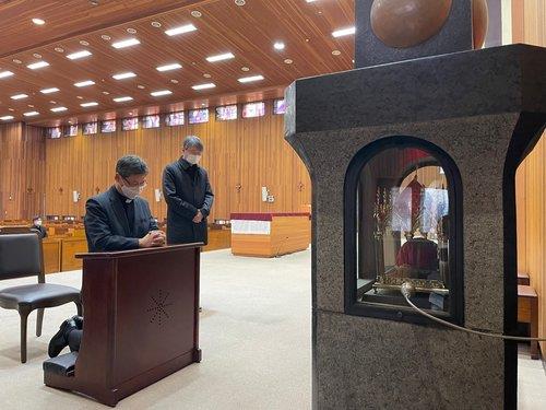 This photo provided by the Catholic Archdiocese of Seoul shows Peter Chung Soon-taick, archbishop of Seoul, praying in front of a relic of St. Andrew Kim Tae-gon at Hyehwa Catholic Church in central Seoul on Oct. 29, 2021. (PHOTO NOT FOR SALE) (Yonhap)