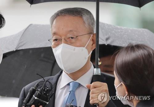 Former Industry and Energy Minister Paik Un-gyu arrives at a Seoul district court on June 15, 2022, to attend a hearing to review the legality of his detention. (Yonhap)