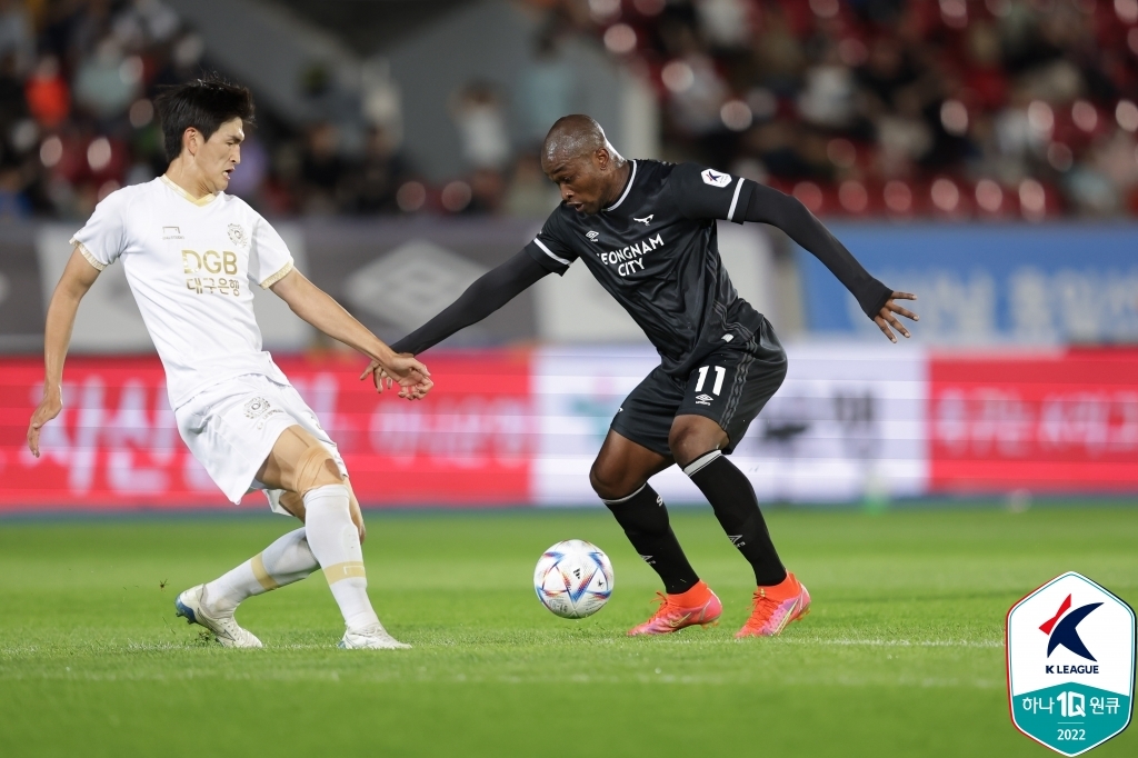 Manuel Palacios of Seongnam FC (R) tries to dribble past Hong Jeong-un of Daegu FC during the clubs' K League 1 match at Tancheon Stadium in Seongnam, 20 kilometers south of Seoul, on June 18, 2022, in this photo provided by the Korea Professional Football League. (PHOTO NOT FOR SALE) (Yonhap)