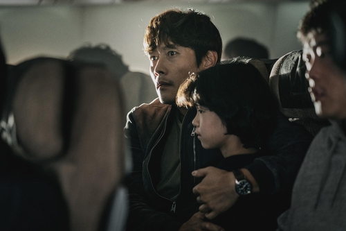 This photo provided by Showbox shows actor Lee Byung-hun in a scene from "Emergency Declaration," a Korean disaster flick set to open in August. (PHOTO NOT FOR SALE) (Yonhap)