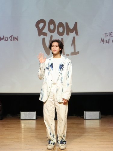 Singer-songwriter Lee Mu-jin poses for the camera during a press conference in Seoul on June 23, 2022, to promote his first EP, "Room Vol. 1," in this photo provided by Big Planet Made. (PHOTO NOT FOR SALE) (Yonhap)