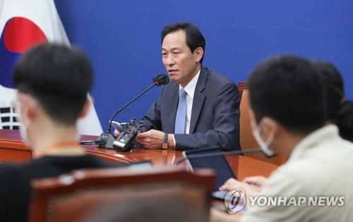 Rep. Woo Sang-ho, leader of the main opposition Democratic Party, speaks during a press briefing at the National Assembly on June 26, 2022. (Yonhap)