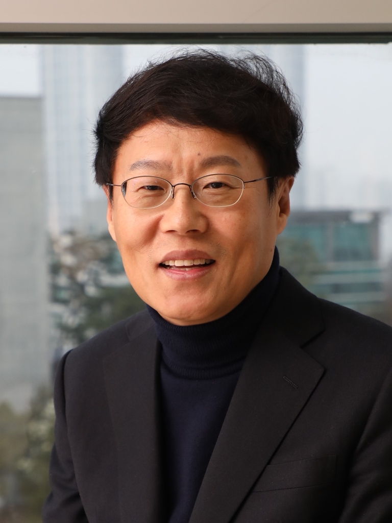 Park Jae-gun, an electronics engineering professor at Hanyang University in Seoul and chairman of the Korean Semiconductor & Display Technology Association, is seen in this photo provided by Park. (PHOTO NOT FOR SALE) (Yonhap)