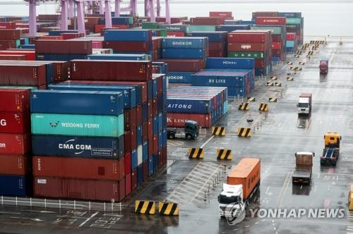 A container terminal at Incheon Port, west of Seoul, bustles with cargo trucks transporting containers on June 15, 2022, after unionized truckers ended their weeklong strike by reaching a deal with the transport ministry the previous day to extend the minimum wage guarantee beyond its scheduled expiration at the end of the year. (Yonhap)