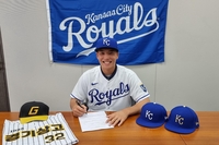 S. Korean catching prospect signs with Kansas City Royals: source
