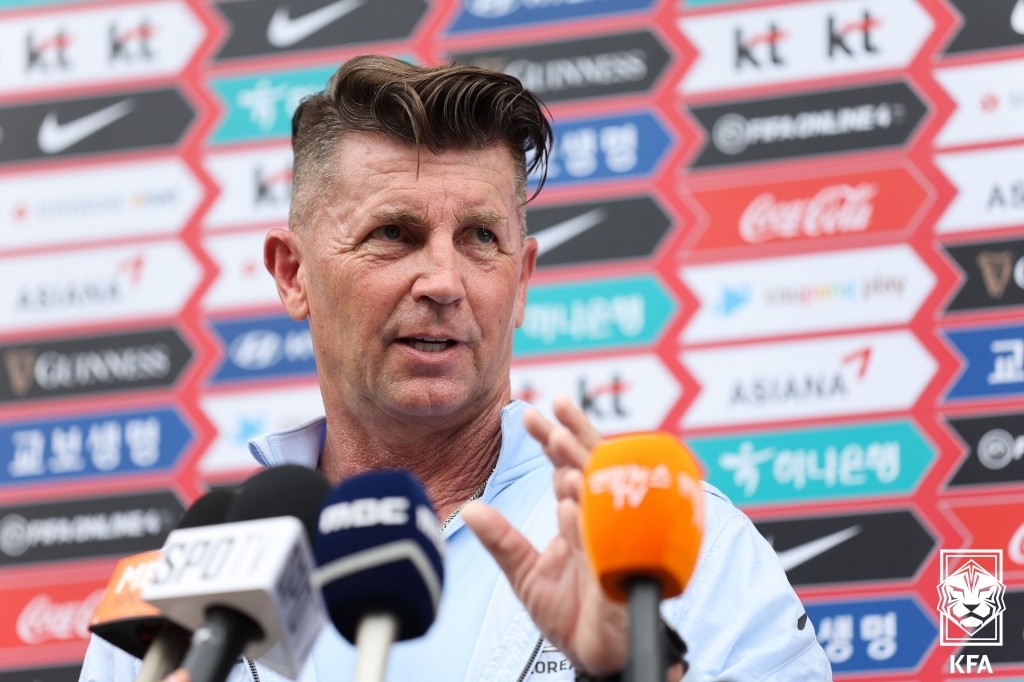 Colin Bell, head coach of the South Korean women's national football team, speaks to reporters at the National Football Center in Paju, Gyeonggi Province, on July 6, 2022, in this photo provided by the Korea Football Association. (PHOTO NOT FOR SALE) (Yonhap)
