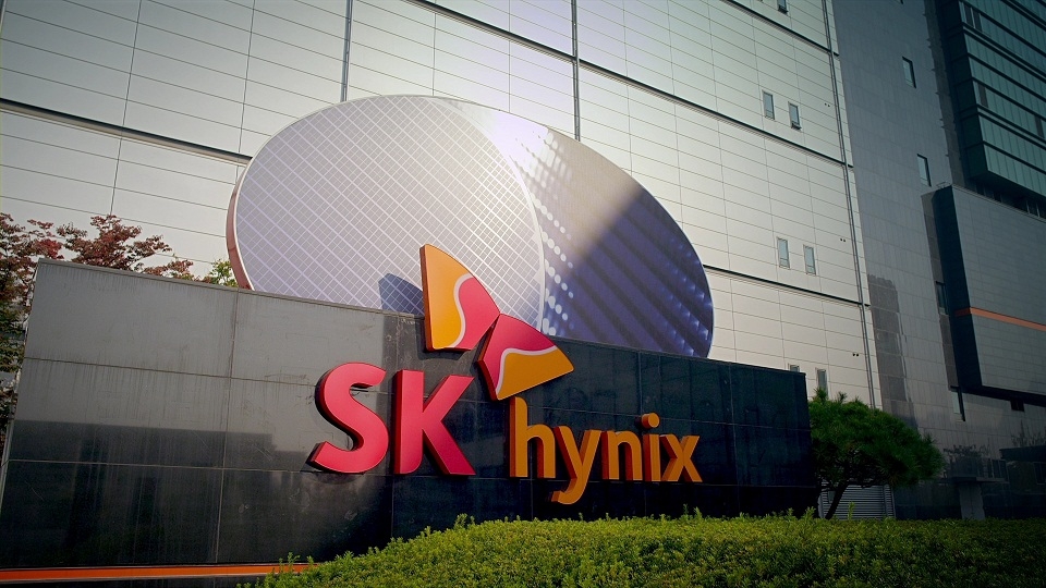 This photo provided by SK hynix Inc. shows the company's logo at the main gate of the chipmaker's plant in Cheongju, some 140 kilometers south of Seoul. (PHOTO NOT FOR SALE) (Yonhap)