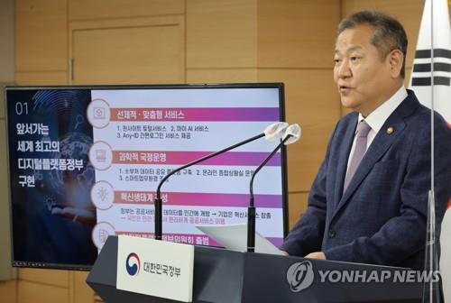 Interior Minister Lee Sang-min speaks to reporters in Seoul on July 26, 2022, before giving a policy briefing to President Yoon Suk-yeol. (Yonhap) 