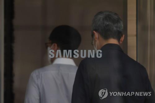 People are seen inside the Seocho office of Samsung Electronics Co. in Seoul on July 28, 2022. (Yonhap)