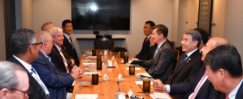 South Korean Defense Minister Lee Jong-sup (center, R row), meets current and former U.S. Forces Korea commanders in Washington on July 28, 2022, in this photo released by the defense ministry. (PHOTO NOT FOR SALE) (Yonhap)