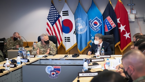(2nd LD) Defense minister visits key U.S. base to underline 'solid' S. Korea-U.S. alliance
