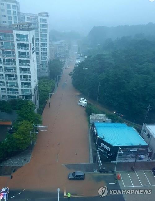 A road in Gunsan, 179 kilometers southwest of Seoul, is deluged by heavy rain of 70 millimeters per hour on Aug. 11, 2022, in this photo provided by a reader. (PHOTO NOT FOR SALE) (Yonhap)