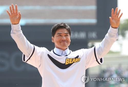 In this file photo from April 30, 2017, former Doosan Bears catcher Hong Sung-heon acknowledges fans at Jamsil Baseball Stadium in Seoul during his retirement ceremony. (Yonhap)