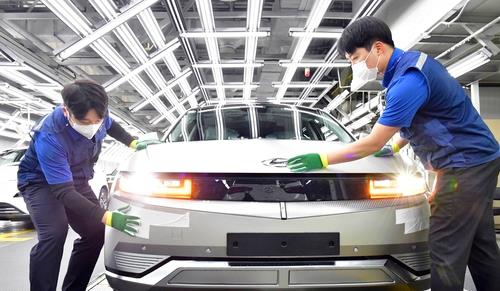 This undated file photo provided by Hyundai Motor shows workers assembling the all-electric IONIQ 5 at the carmaker's main plant in Ulsan, 414 kilometers southeast of Seoul. (PHOTO NOT FOR SALE) (Yonhap)