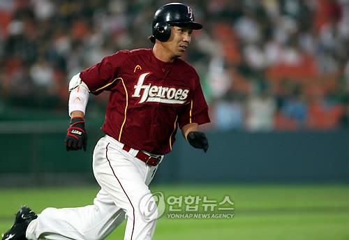 In this file photo from Sept. 18, 2009, Jeon Jun-ho of the Nexen Heroes heads to first base against the Lotte Giants during a Korea Baseball Organization regular season game at Sajik Stadium in Busan, 325 kilometers southeast of Seoul. (Yonhap)