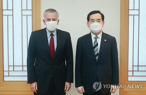 This photo, provided by South Korea's industry ministry, shows Industry Minister Lee Chang-yang (R) and U.S. Ambassador to South Korea Philip Goldberg posing for photo ahead of their talks in Seoul on Aug. 31, 2022. (PHOTO NOT FOR SALE) (Yonhap)