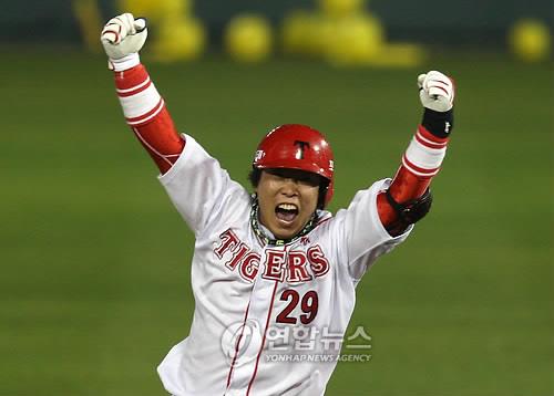 In this file photo from Oct. 24, 2009, Na Ji-wan of the Kia Tigers celebrates his walkoff home run against the SK Wyverns during the bottom of the ninth inning of Game 7 of the Korean Series at Jamsil Baseball Stadium in Seoul. (Yonhap)