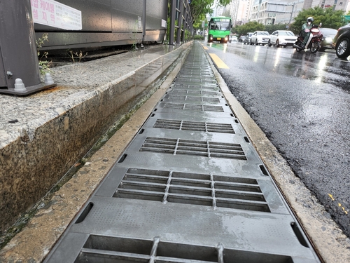 Storm drain inlets on a road in southern Seoul are free of debris as Typhoon Hinnamnor approaches the Korean Peninsula on Sept. 5, 2022. (Yonhap)