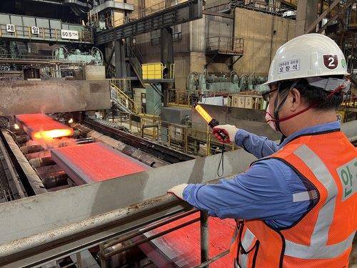 (LEAD) S. Korea sets up task force to support typhoon-hit steel industry