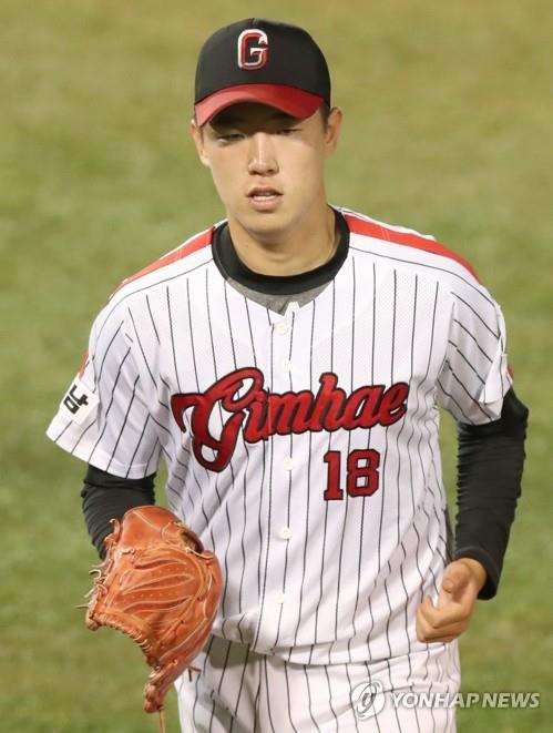 In this file photo from June 22, 2020, Kim Yoo-seong of Gimhae High School leaves the mound after completing the bottom of the eighth inning against Gangneung High School in the final of the Golden Lion National High School Baseball Tournament at Mokdong Stadium in Seoul. (Yonhap)