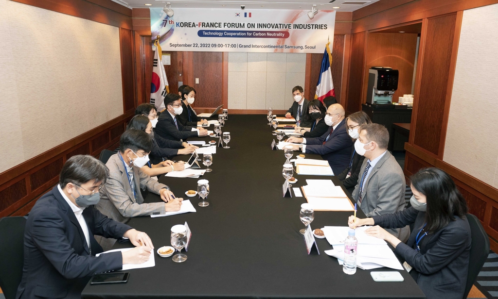 This photo, provided by the Ministry of Trade, Industry and Energy, shows officials from South Korea and France holding talks during the seventh Korea-France Forum on Innovative Industries held in Seoul on Sept. 22, 2022. (PHOTO NOT FOR SALE) (Yonhap) 