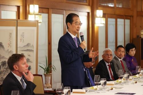 Prime Minister Han Duck-soo speaks during a luncheon meeting with ambassadors to South Korea from 13 Asia-Pacific nations at his official residence in central Seoul on Sept. 23, 2022, in this photo provided by Han's office. (PHOTO NOT FOR SALE) (Yonhap) 