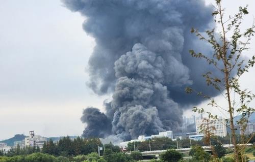 This photo provided by a reader shows black smoke emanating from Hyundai Premium Outlet in Daejeon, 160 kilometers south of Seoul, on Sept. 26, 2022. (PHOTO NOT FOR SALE) (Yonhap)