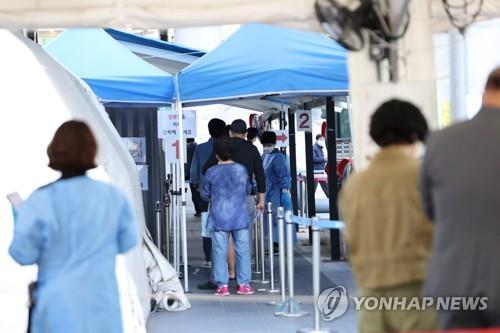(LEAD) S. Korea's new COVID-19 cases fall to 12-week low for Wednesday count
