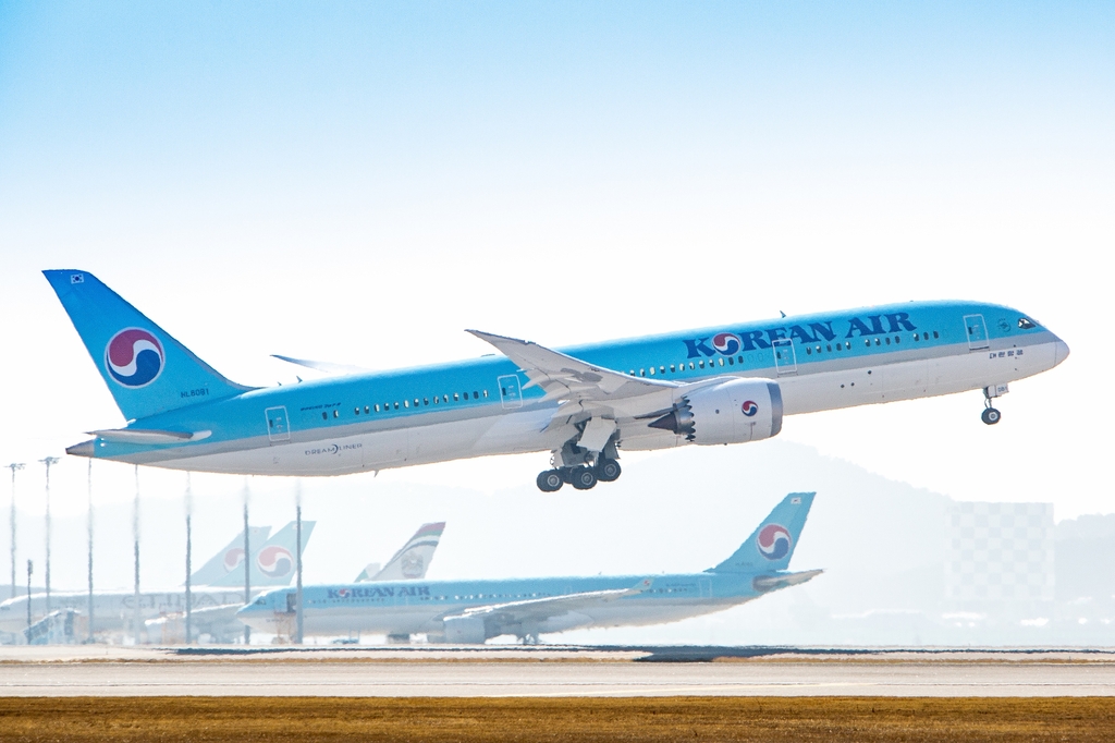 This undated file photo provided by Korean Air shows a B787-9 jet taking off from a local airport. (PHOTO NOT FOR SALE) (Yonhap)